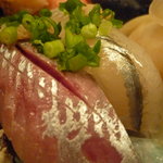 Yoshi - 新鮮なお寿司もさることながら、正直不器用な感じで大将が美味しい食べ方をさりげなく教えてくれるところが飾らなくて気に入りました