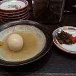 元祖 名島亭 - ラー博は俺の社員食堂。  トッピング無料券をいただいたので、博多屋台とんこつおでん。今日もやっぱり玉子♡    ラーメソの前に、高菜、食べてしまったンです！ 