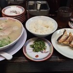 元祖 名島亭 - 平日限定、ギョーザ定食！  築炉釜出しとんこつラーメソ＋ザーギョー4つ＋ごはん、というボリュームプリタツな定食。今日は店主 城戸さんもいらっしゃった。朗らかな笑顔。