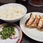 元祖 名島亭 - 平日限定ギョーザ定食のザーギョーとごはん。ねぎと餃子のたれを和え、お好みで柚子胡椒、このザーギョー、好きだなぁ。ごはんもプリタツ。コレとラーメソだもの。HRKRS