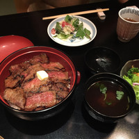 赤坂 津つ井 総本店 - ビフテキ丼
                ミニサラダや赤だしがつきます