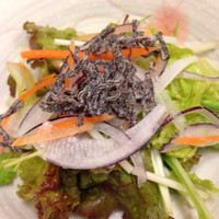 北新地五郎寿し - 塩昆布で食べるサラダ