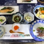 三瓶温泉 湯元旅館 - 夕食①　刺身（トビウオ　ワラサ）　鱒塩焼き　炊き合わせ他