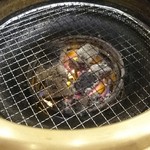 焼肉おもに亭 - 炭に見える石！！(゜ロ゜ノ)ノ 焼くのはガスです。
