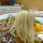 らーめん司 - 麺は四角い中細のストレート麺