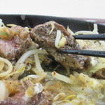 Uesutan - 添えられたソースは私はぶっかけて食べてみました、お肉は脂身の少ない柔らかいお肉でとても食べ易かったです。
                        
                        