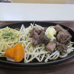 Uesutan - お肉はアツアツに焼かれた鉄板のパスタや野菜と一緒に登場です。
                        
