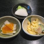 きっ亭 - 小鉢の浅漬け、山うどの酢味噌がけ、マカロニサラダ