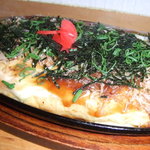Izakaya Igosso - 密かな人気を誇るお好み焼き。ここに来たら必ず一度は食べたい。生地がふわふわ、とろとろ。