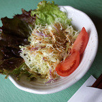 スプーンソング - セットのサラダ。セットはいろいろ選べます。今回はサラダ＋黒米の「B1セット」（＋230円）。