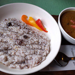スプーンソング - 「チキンのサンバルカレー」（970円）＋「B1セット」（230円）。ここのカレーには黒米がよく合うのです。