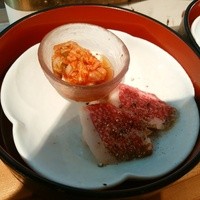 鴨川たかし - 手前腕肉、奥キムチ豆腐