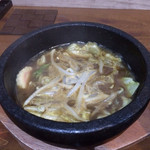 はせ川 - 石鍋魚醤つけ麺  つけ汁のアップ
モヤシ、白菜、ナルト、水菜など野菜沢山です❤️