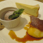 Rava Gu - デザート三種盛り合わせ：カラメルプリン、ゴルゴンゾーラチーズケーキ、ショコラオランジェ