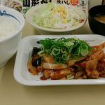 Matsuya - 鶏の甘辛味噌炒め定食６３０円。唐辛子、コチジャン、豆板醤等のピリ辛だしが絶妙の味。
                      