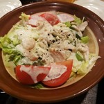 旬の鮮魚と串料理　海鮮居酒屋　炙り市場 - 「蒸し鶏とおぼろ豆腐のシザーサラダ」です。