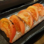 旬の鮮魚と串料理　海鮮居酒屋　炙り市場 - 「完熟トマトの岩塩プレート炙り焼き」トマトの皮側に焼き目がつく程度に焼いて、岩塩の板のうえに盛り付けてあります。