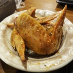 旬の鮮魚と串料理　海鮮居酒屋　炙り市場 - 「名古屋名物手羽先 黒胡椒風味」大きめの手羽先です。