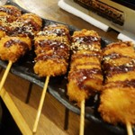 旬の鮮魚と串料理　海鮮居酒屋　炙り市場 - 「ネギ中心で豚肉が少し入った串かつ」です。この お料理はコースとは別のお料理です。新食感で美味しく頂きました。