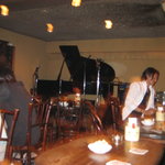 ジャズクラブダフネ - ステージと客席が近くていい