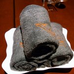 アヴァン プティ・ジョア - テーブルに着くとおしぼりを出してくれました。手を拭いてメニューを眺めます。