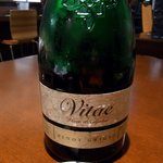 アヴァン プティ・ジョア - 今回は白ワインからのスタートです。ラッケ ヴィタエ・ピノ・グリージョです。イタリアのワインなんですよ。ボトルのデザインがスタイリッシュでお洒落ですよね。そして、辛口タイプです。