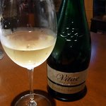 アヴァン プティ・ジョア - ２０００年に誕生し伝統とモダンの融合した独特なスタイルで世界的に大ヒットした「ヴィタテ」の白ワインです。フレッシュな果実と洋ナシやパイナップルが特徴のアロマなんですよ。