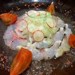 アヴァン プティ・ジョア - 鮮魚のカルパッチョです。お魚は北海道の生ホッケ、石鯛、黒鯛の３種類なんですよ。トマトは高知のフルーツトマトになっています。白ワインに合う料理と言うことで最初にこれにしました。