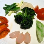 アヴァン プティ・ジョア - バーニャカウダです。バーニャカウダってピエモンテ語で「バーニャ」はソース、「カウダ」は熱いと言う意味なんですよ。色んな種類の有機野菜が３つずつセットされていましたよ。