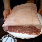 アヴァン プティ・ジョア - どうですか。この色艶は。これを見たらオーダーしない訳にはいきませんよね。めちゃくちゃ美味しそうですよね。思わずかぶりつきそうになりましたよ。