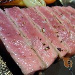 アヴァン プティ・ジョア - お肉のアップです。見ただけで美味しいのが分かりますよね。もう、絶品です。全ての薬味で味わって食べました。フルボトルとの相性もバッチリ大満足の１品でした。