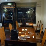 アヴァン プティ・ジョア - 店内の雰囲気です。一番奥のテーブル席から入口方面を撮っています。壁の白さが気持ち良かったです。店内は禁煙となっているので過ごしやすかったですよ。イスがお洒落ですよね。テーブルとイスが落ち着いた雰囲気を