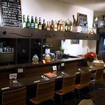 アヴァン プティ・ジョア - 少し左に振りました。こっちはカウンター席です。ここはカウンターの中が調理場ではないんですよ。このお店だったらカウンター席でも落ち着いて食事が出来そうですね。