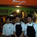 アヴァン プティ・ジョア - 【本人許諾済】そして、最後に、スタッフさん勢ぞろいでパチリです。笑顔が良いですよね～。こんな素敵な笑顔と真心でもてなしてくれるんですよ。もう、言葉は要りませんよね。居心地が良くて美味しい料理が食べれる