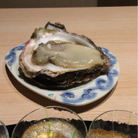 くすの樹 - 牡蠣！貝殻が深く彎曲してるので、下側にぼってりと肉厚でした。