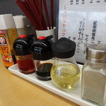 湘南茅ヶ崎 幸福餃子 - 卓上調味料いろいろ