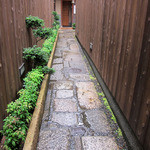 プチレストラン ないとう - 雨に光る石畳