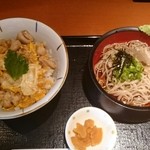 まるうま - 親子丼セット。税込み800円。