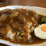 サマンサ - いかにも、喫茶店のカレー、ゆで卵半分とブロッコリーが添えてありました