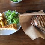 浜茶屋 - 【ランチ】パニーニ（スモークチキン・野菜）+サラダ・フライドポテト。