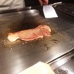 鉄板でサーロインを焼く