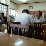 食堂ヒラグシ - 店内風景（カウンター席はなくテーブル席のみ）