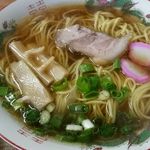 食堂ヒラグシ - 具はチャーシュー1枚、筍、青ねぎ、高知名物小さい簀巻き