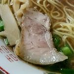 食堂ヒラグシ - チャーシューは小ぶりだが下味が好みの味！そしてメンマではなく筍なのがが珍しい