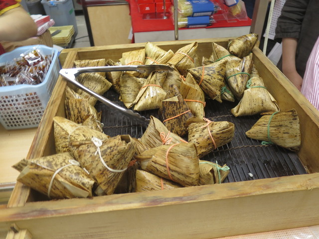 Đang hấp trong lồng tre (seiro)