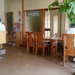 曽我 - 店内風景（テーブル席方面）