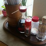 曽我 - 卓上アイテムの醤油指差しの口に爪楊枝が刺さってる（笑）