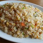 曽我 - やきめしの具は鶏肉、玉子、人参、玉葱、青ねぎでパラパラ加減はかなりの高レベル（厨房から長い時間シャカシャカ炒める音が聞こえていました）