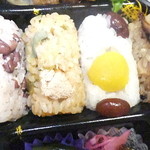 Okowakomehachi - 彩野菜とチキンの和風黒酢和え弁当　９７２円　おこわ４種類　【　２０１５年６月　】