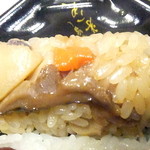 Okowakomehachi - 彩野菜とチキンの和風黒酢和え弁当　９７２円　おこわ４種類　五目おこわ　【　２０１５年６月　】